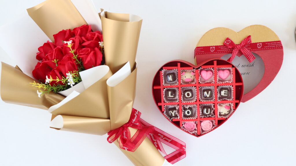 Quà tặng Valentine gồm Socola và hoa sáp