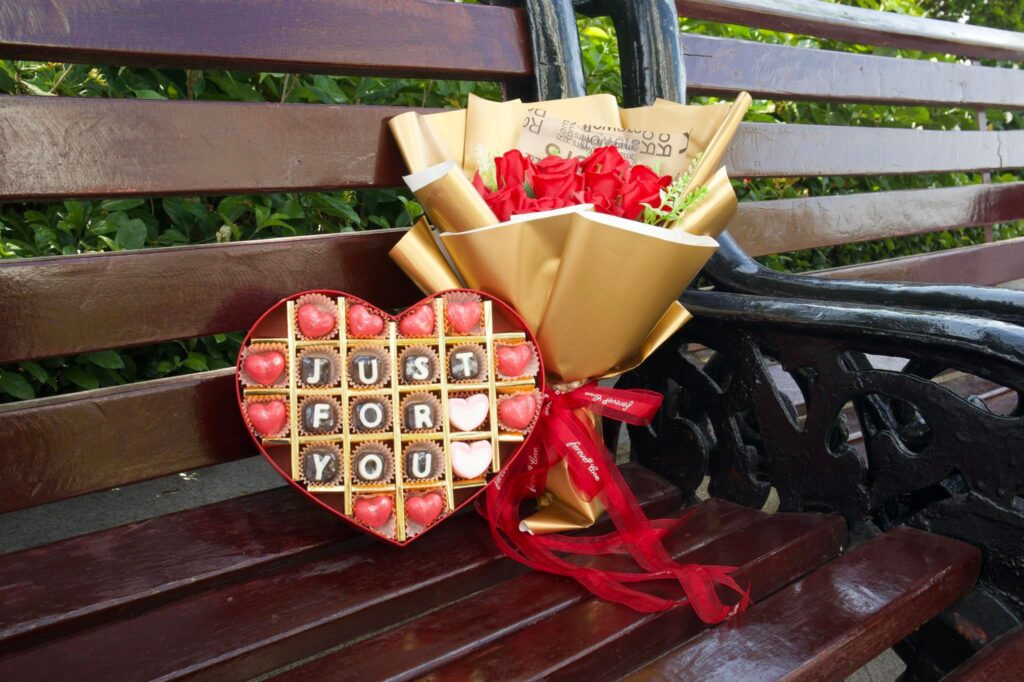 Hộp socola valentine trái tim kèm những sticker sinh động
